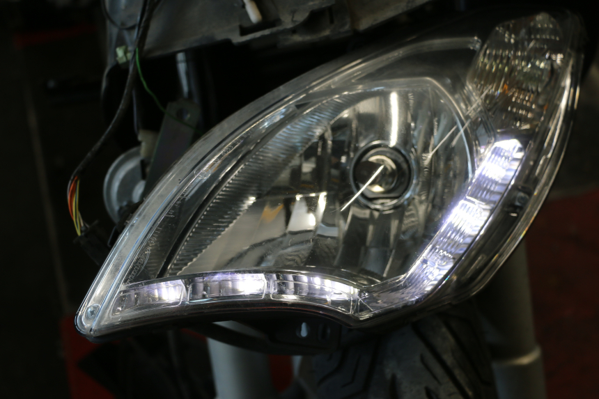 photo de SCHEINWERFER PEUGEOT SATELIS 125 (2013 - 2018) - Technische Nahaufnahme