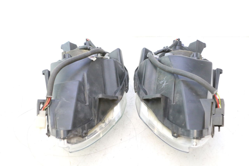 photo de SCHEINWERFER PEUGEOT SATELIS 125 (2013 - 2018) - Oberflächenzustand und Material