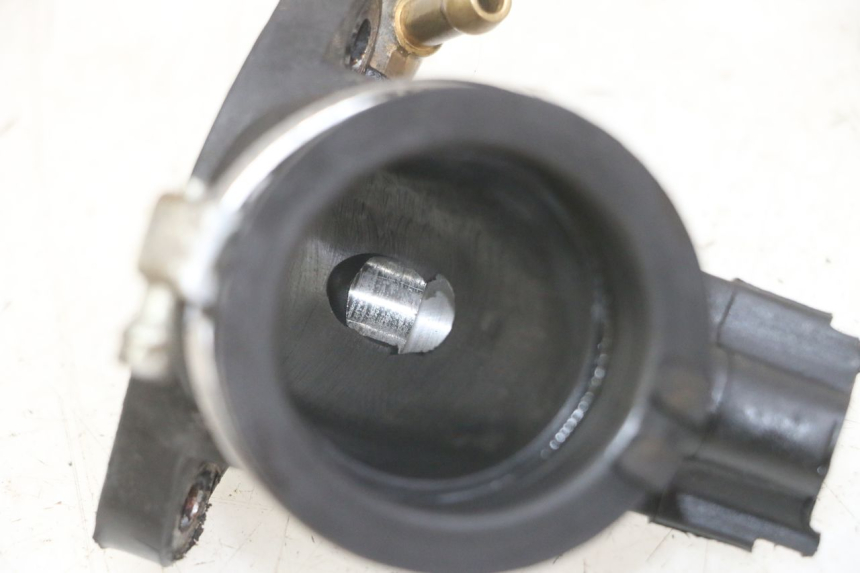 photo de ANSAUGSTUTZEN PIAGGIO MP3 LT 300 (2010 - 2016) - Detailansicht des Bauteils