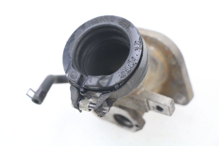 photo de ANSAUGSTUTZEN YAMAHA XMAX X-MAX 125 (2006 - 2009) - Detailansicht des Bauteils