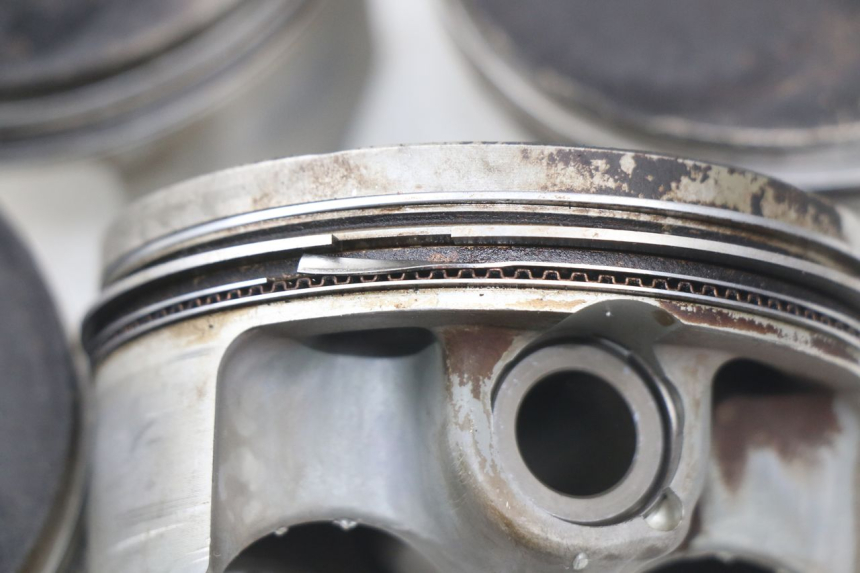 photo de PISTON YAMAHA FJR ABS 1300 (2006 - 2012) - Zoom auf Gebrauchszustand