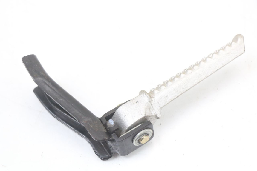 photo de Halterung für den rechten hinteren Fußrasten DAELIM A-FOUR 2T 50 (2005 - 2012) - Alternative Perspektive