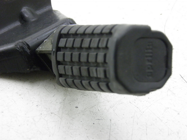 photo de FUSSRASTEN HALTEPLATTEN HINTEN RECHT APRILIA SCARABEO 100 (2003 - 2012) - Zoom auf Gebrauchszustand