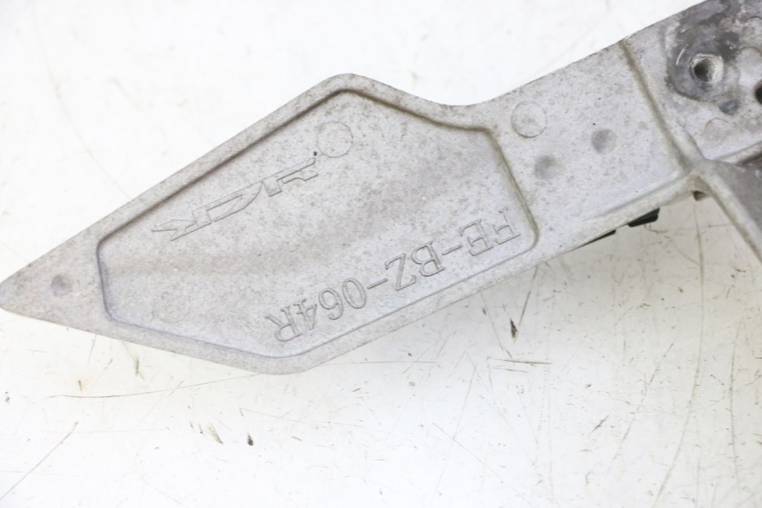 photo de FUSSRASTEN HALTEPLATTEN HINTEN RECHT STAHO FH 50 (2018 - 2019) - Zoom auf Gebrauchszustand