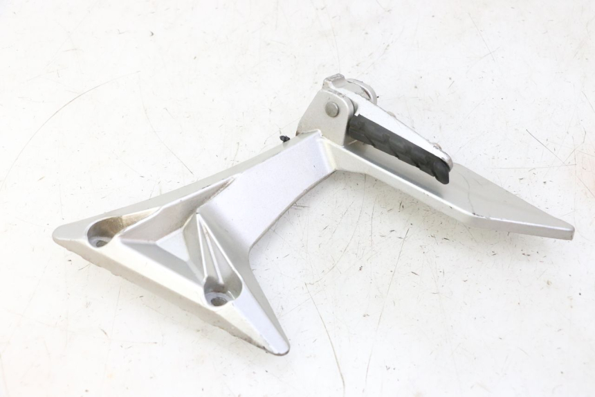 photo de FUSSRASTEN HALTEPLATTEN HINTEN RECHT STAHO FH 50 (2018 - 2019) - Details der Befestigungspunkte