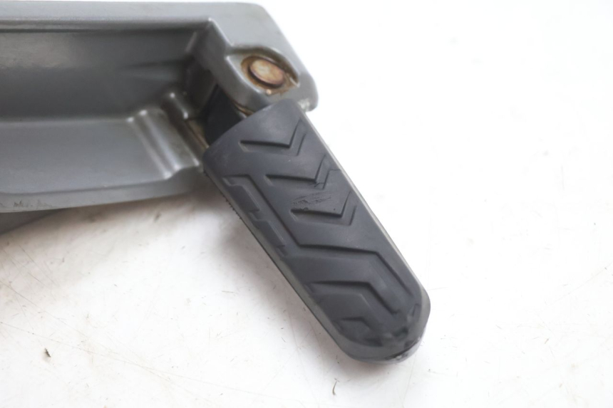 photo de FUSSRASTEN HALTEPLATTEN HINTEN RECHT GILERA GP 800 (2007 - 2013) - Zoom auf Gebrauchszustand