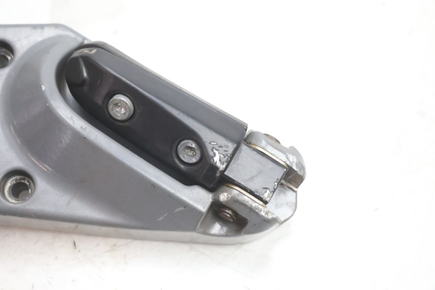 photo de FUSSRASTEN HALTEPLATTEN HINTEN RECHT GILERA GP 800 (2007 - 2013) - Oberflächenzustand und Material