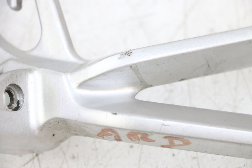 photo de FUSSRASTEN HALTEPLATTEN HINTEN RECHT SUZUKI GSXR GSX-R 1000 (2003 - 2004) - Detailansicht des Bauteils