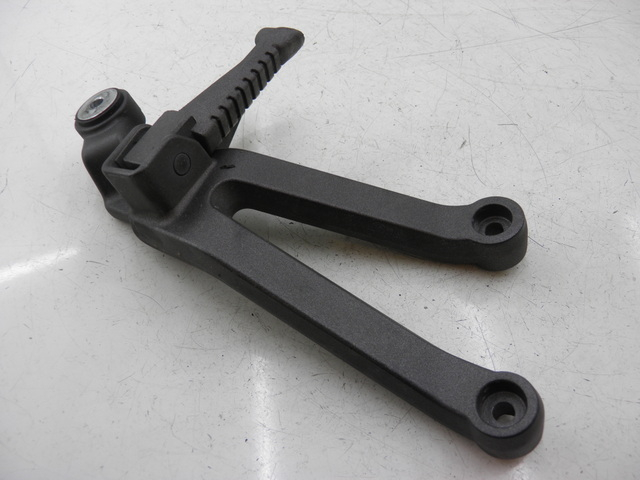 photo de FUSSRASTEN HALTEPLATTEN HINTEN RECHT KYMCO QUANNON NAKED 125 (2010) - Zoom auf Gebrauchszustand