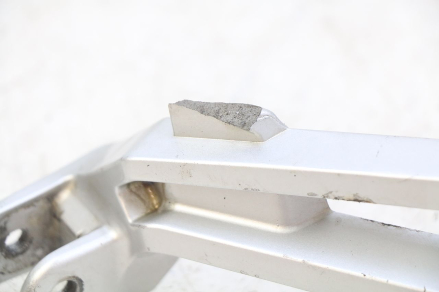 photo de RECHTE HINTERE FUßRASTENHALTERUNG YAMAHA MT ABS 125 (2014 - 2018) - Zoom auf Gebrauchszustand