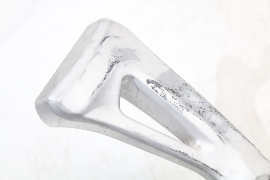 photo de RECHTE HINTERE FUßRASTENHALTERUNG SUZUKI SV N 650 (1999 - 2002) - Zoom auf Gebrauchszustand