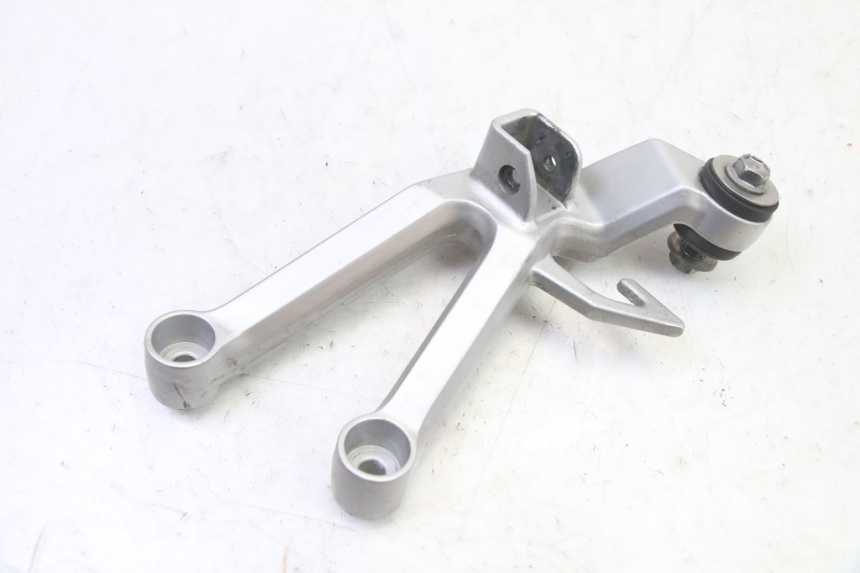 photo de FUSSRASTEN HALTEPLATTEN HINTEN RECHT SUZUKI SV S 650 (2003 - 2009) - Zoom auf Gebrauchszustand