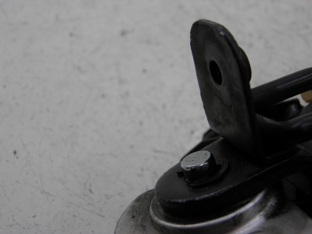 photo de FUSSRASTEN HALTEPLATTEN HINTEN RECHT SYM GTS 125 (2005 - 2008) - Oberflächenzustand und Material