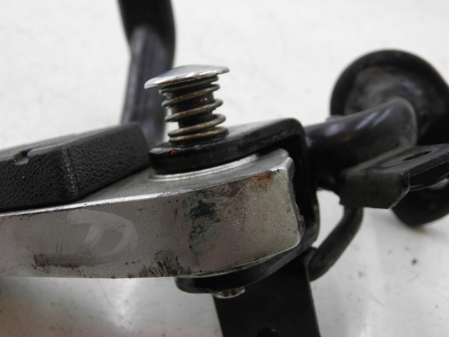 photo de FUSSRASTEN HALTEPLATTEN HINTEN RECHT SYM GTS 125 (2005 - 2008) - Kennzeichnungen und Originalreferenzen