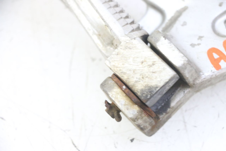 photo de RECHTE HINTERE FUßRASTENHALTERUNG YAMAHA TDR DELTABOX 125 (1997 - 2003) - Zoom auf Gebrauchszustand