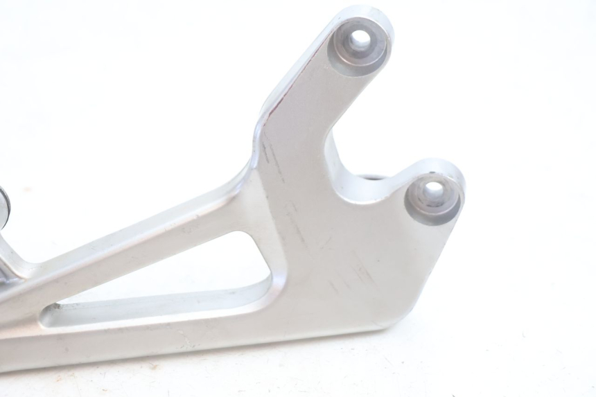 photo de RECHTE HINTERE FUßRASTENHALTERUNG HONDA VFR FI RC46 800 (1998 - 2001) - Zoom auf Gebrauchszustand