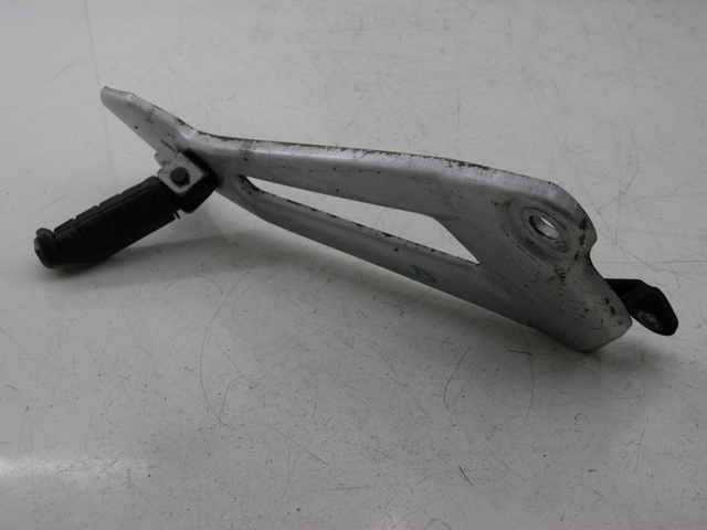 photo de FUSSRASTEN HALTEPLATTEN HINTEN RECHT YAMAHA YBR 125 (2004 - 2006) - Hauptansicht