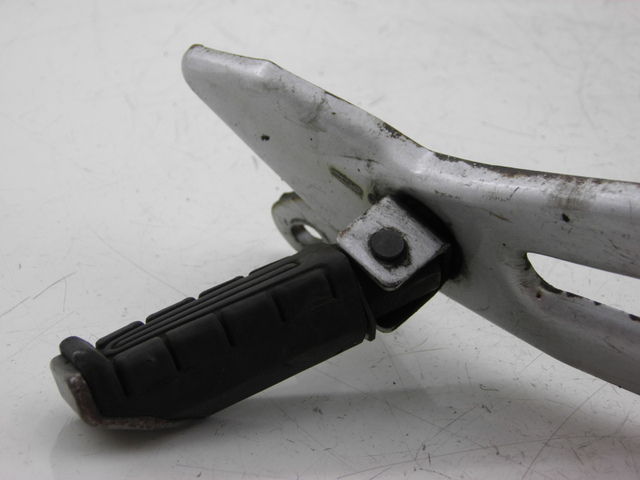 photo de FUSSRASTEN HALTEPLATTEN HINTEN RECHT YAMAHA YBR 125 (2004 - 2006) - Detailansicht des Bauteils