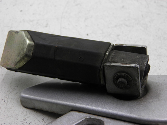 photo de FUSSRASTEN HALTEPLATTEN HINTEN RECHT YAMAHA YBR CUSTOM 125 (2008 - 2010) - Technische Nahaufnahme