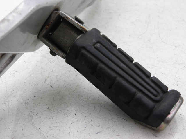 photo de FUSSRASTEN HALTEPLATTEN HINTEN RECHT YAMAHA YBR CUSTOM 125 (2008 - 2010) - Oberflächenzustand und Material