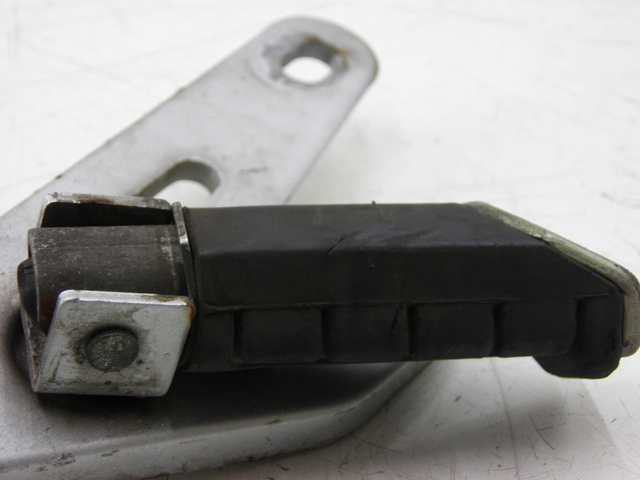 photo de FUSSRASTEN HALTEPLATTEN HINTEN RECHT YAMAHA YBR CUSTOM 125 (2008 - 2010) - Geprüftes Gebrauchtteil