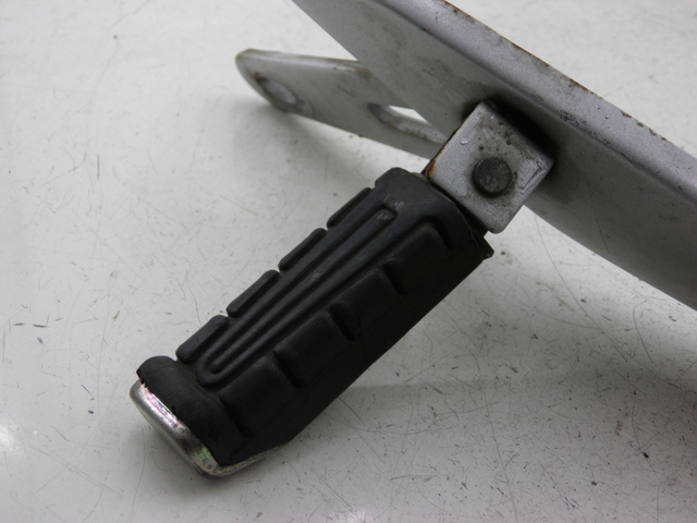 photo de FUSSRASTEN HALTEPLATTEN HINTEN RECHT YAMAHA YBR CUSTOM 125 (2008 - 2010) - Kennzeichnungen und Originalreferenzen