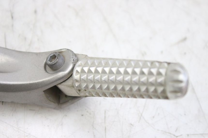 photo de RECHTE HINTERE FUßRASTENHALTERUNG YAMAHA YZF R1 1000 (2007 - 2008) - Detailansicht des Bauteils