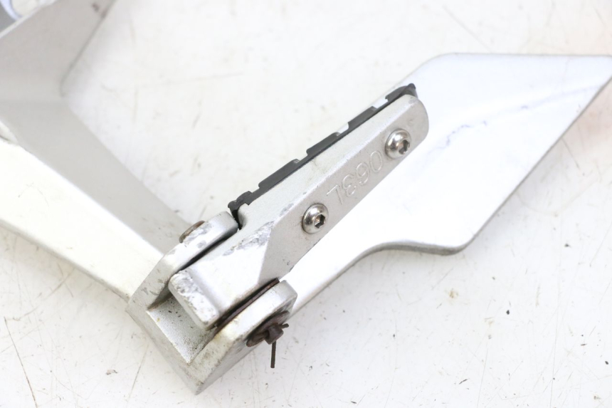 photo de FUSSRASTEN HALTEPLATTEN HINTEN LINKS STAHO FH 50 (2018 - 2019) - Details der Befestigungspunkte