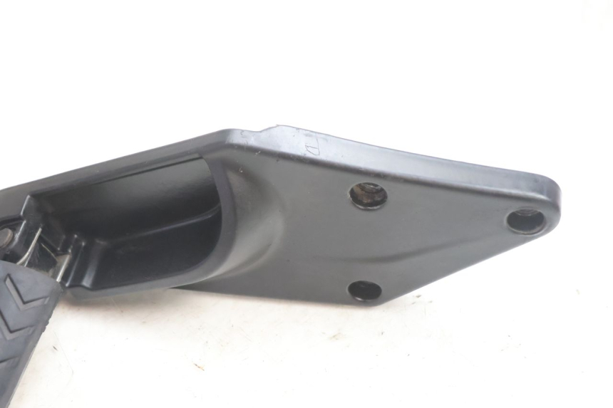 photo de HALTERUNG FüR LINKEN HINTEREN FUßRASTEN GILERA GP 800 (2007 - 2013) - Zoom auf Gebrauchszustand