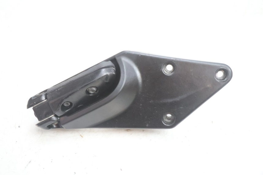 photo de HALTERUNG FüR LINKEN HINTEREN FUßRASTEN GILERA GP 800 (2007 - 2013) - Details der Befestigungspunkte