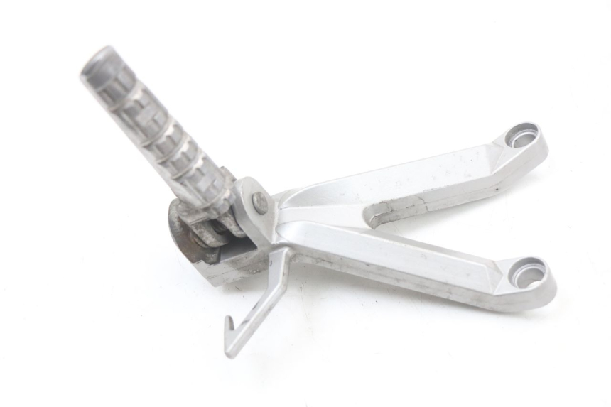 photo de FUSSRASTEN HALTEPLATTEN HINTEN LINKS HYOSUNG GTR 125 (2006 - 2008) - Zoom auf Gebrauchszustand