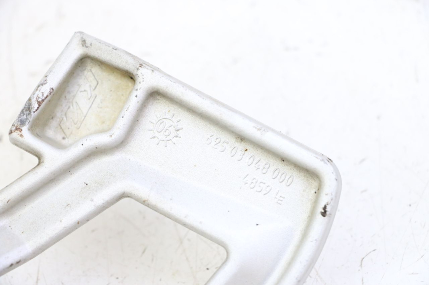 photo de FUSSRASTEN HALTEPLATTEN HINTEN LINKS KTM SUPERENDURO R 950 (2005 - 2009) - Zoom auf Gebrauchszustand