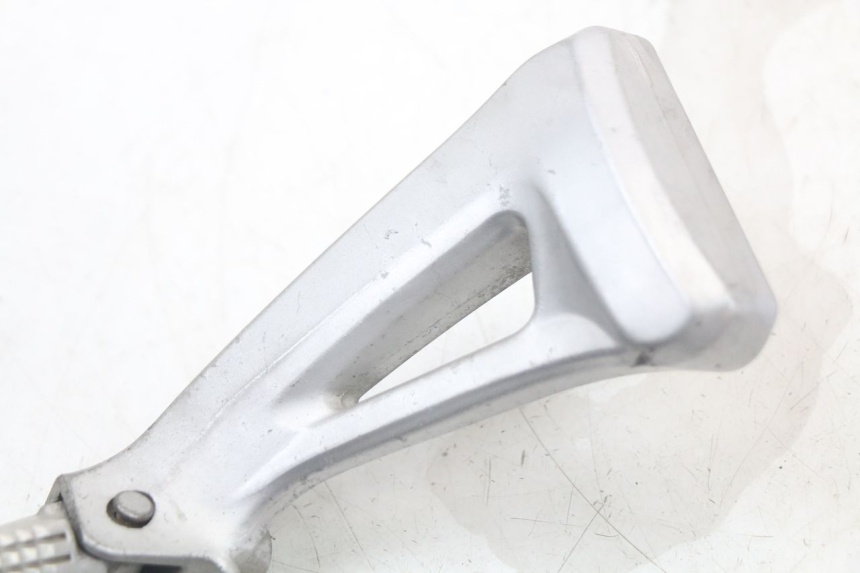 photo de LINKS HINTERE FUßRASTENHALTERUNG SUZUKI SV N 650 (1999 - 2002) - Zoom auf Gebrauchszustand