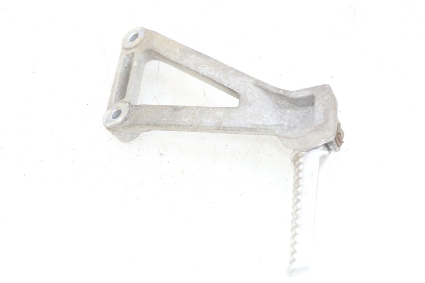 photo de LINKS HINTERE FUßRASTENHALTERUNG DAELIM VJ ROADWIN FI 125 (2008 - 2017) - Detailansicht des Bauteils