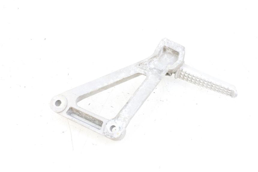 photo de LINKS HINTERE FUßRASTENHALTERUNG DAELIM VJ ROADWIN FI 125 (2008 - 2017) - Detailansicht des Bauteils