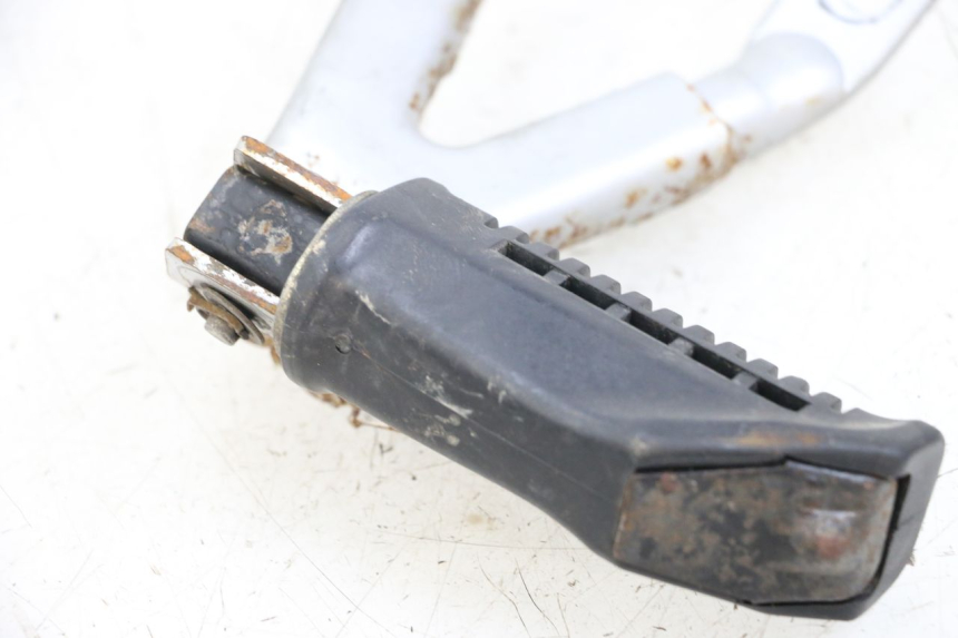 photo de Halterung für linken hinteren Fußrastenhalter HYOSUNG XRX 125 (2000 - 2008) - Detailansicht des Bauteils