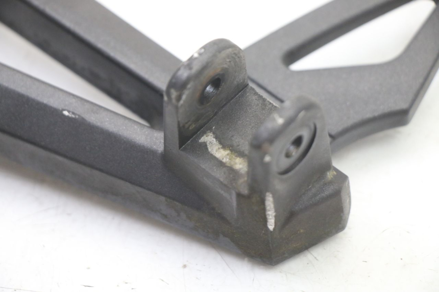 photo de FUSSRASTEN HALTEPLATTEN HINTEN LINKS YAMAHA FZ6 FAZER S2 600 (2007 - 2011) - Zoom auf Gebrauchszustand