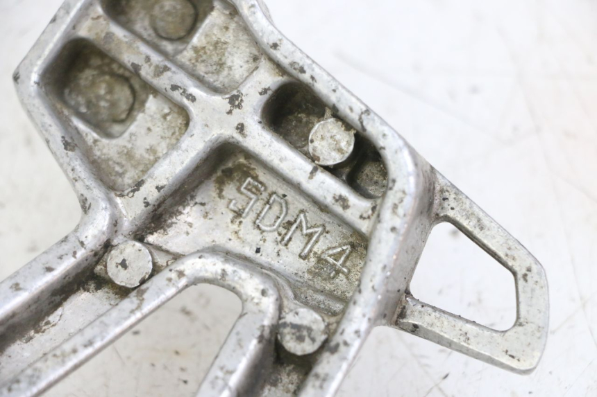 photo de FUSSRASTEN HALTEPLATTEN HINTEN LINKS YAMAHA FZS FAZER 600 (2001 - 2003) - Detailansicht des Bauteils