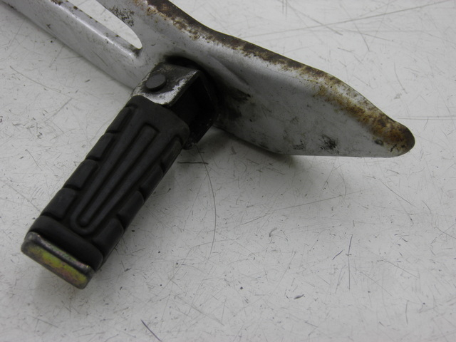 photo de FUSSRASTEN HALTEPLATTEN HINTEN LINKS YAMAHA YBR 125 (2004 - 2006) - Zoom auf Gebrauchszustand