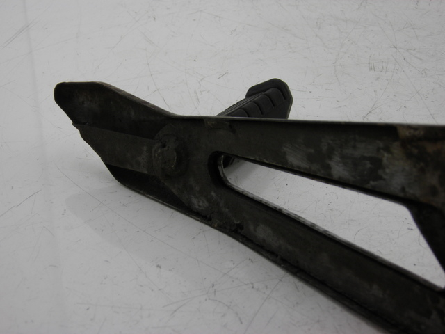 photo de FUSSRASTEN HALTEPLATTEN HINTEN LINKS YAMAHA YBR 125 (2004 - 2006) - Technische Nahaufnahme