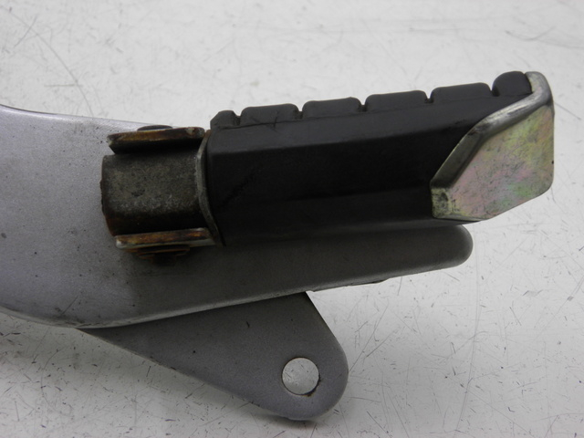 photo de FUSSRASTEN HALTEPLATTEN HINTEN LINKS YAMAHA YBR CUSTOM 125 (2008 - 2010) - Alternative Perspektive