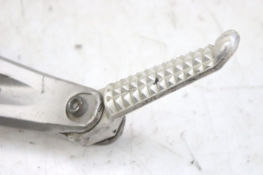 photo de HALTERUNG FüR LINKEN HINTEREN FUßRASTEN YAMAHA YZF R1 1000 (2007 - 2008) - Detailansicht des Bauteils