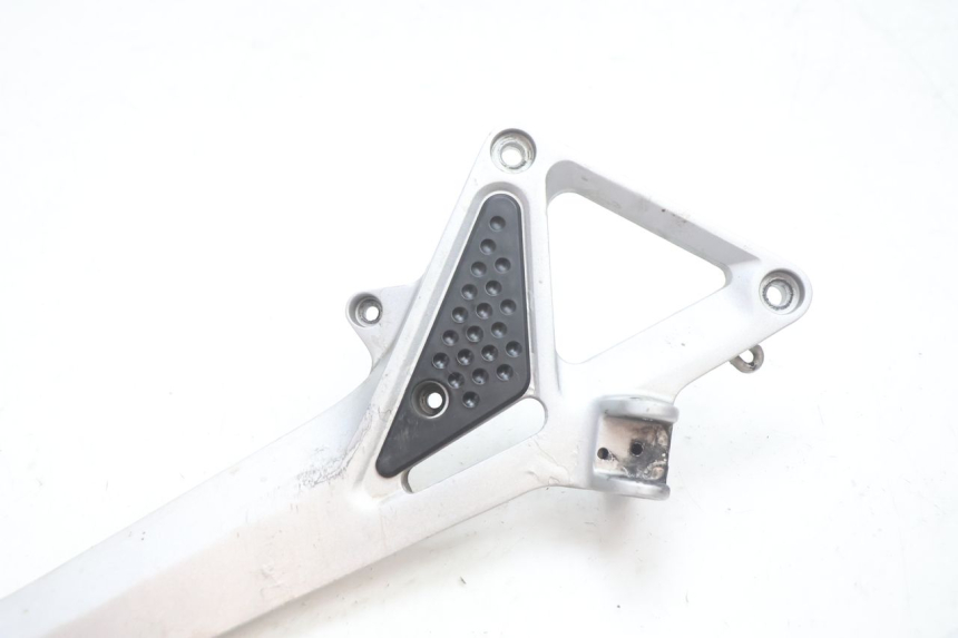 photo de FUSSRASTEN HALTEPLATTEN VORN RECHT HONDA CB F HORNET 600 (2005 - 2006) - Zoom auf Gebrauchszustand