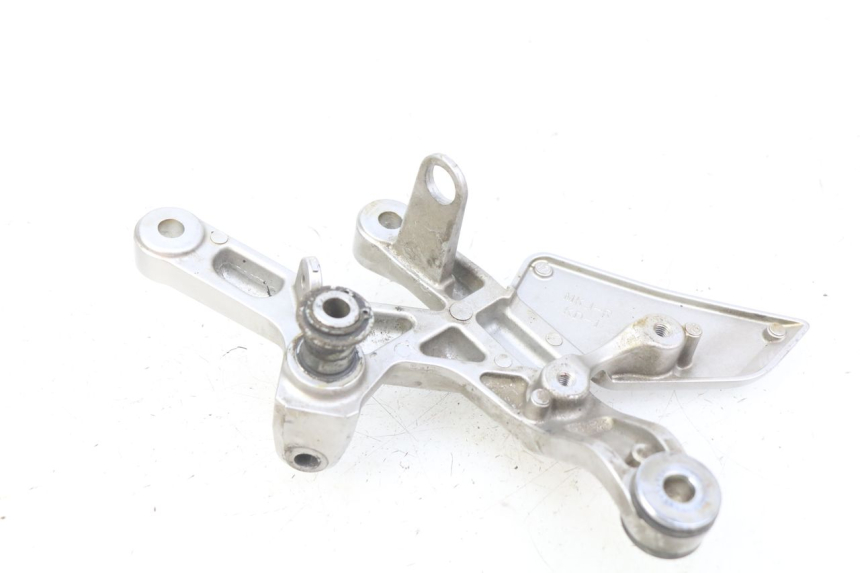 photo de RECHTE VORDERE FUßRASTENHALTERUNG HONDA CB R 1000 (2018 - 2023) - Zoom auf Gebrauchszustand