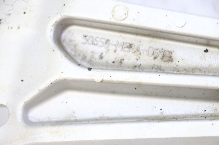 photo de RECHTE VORDERE FUßRASTENHALTERUNG HONDA CBF 500 (2004 - 2007) - Detailansicht des Bauteils