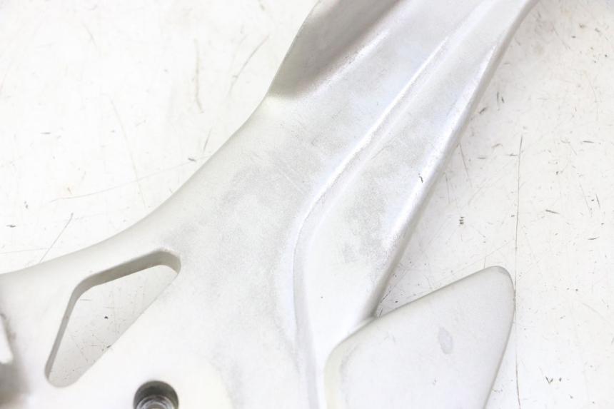 photo de RECHTE VORDERE FUßRASTENHALTERUNG HONDA CBF 500 (2004 - 2007) - Weitere Ansicht des Artikels