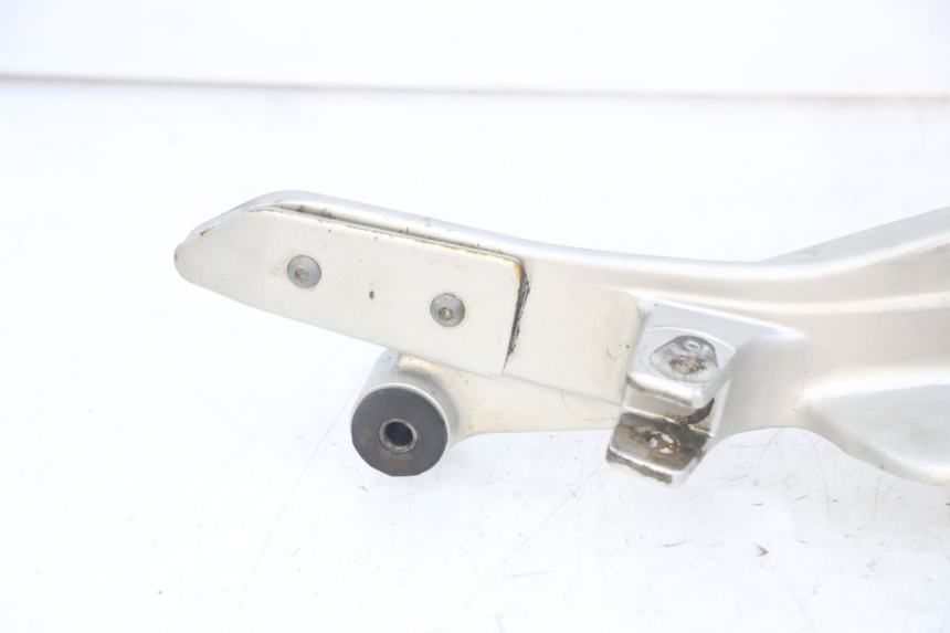 photo de RECHTE VORDERE FUßRASTENHALTERUNG HONDA CBF 500 (2004 - 2007) - Zoom auf Komponenten