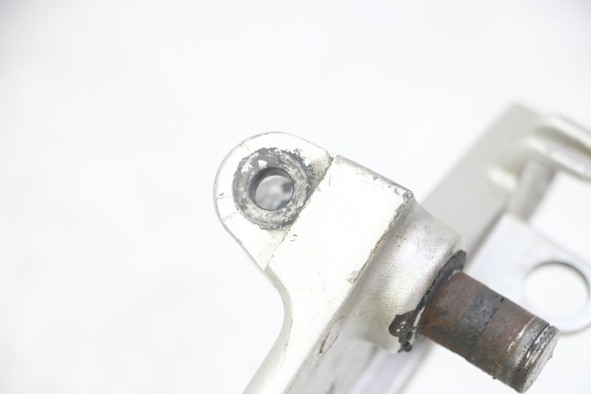 photo de RECHTE VORDERE FUßRASTENHALTERUNG HONDA CBF 500 (2004 - 2007) - Technische Nahaufnahme