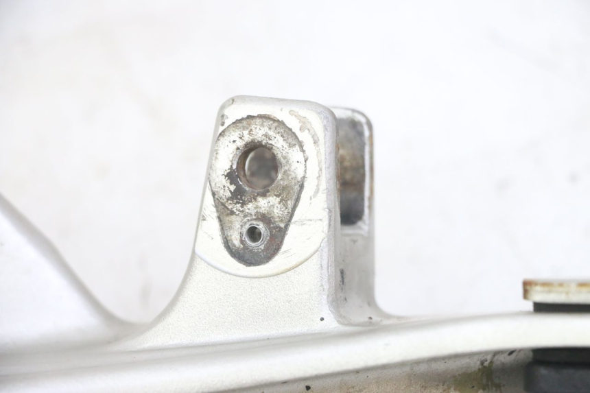 photo de RECHTE VORDERE FUßRASTENHALTERUNG HONDA CBF 500 (2004 - 2007) - Details der Befestigungspunkte