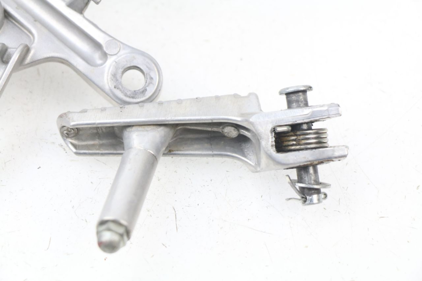 photo de FUSSRASTEN HALTEPLATTEN VORN RECHT HONDA CBR RR FIREBLADE 1000 (2006 - 2007) - Zoom auf Gebrauchszustand